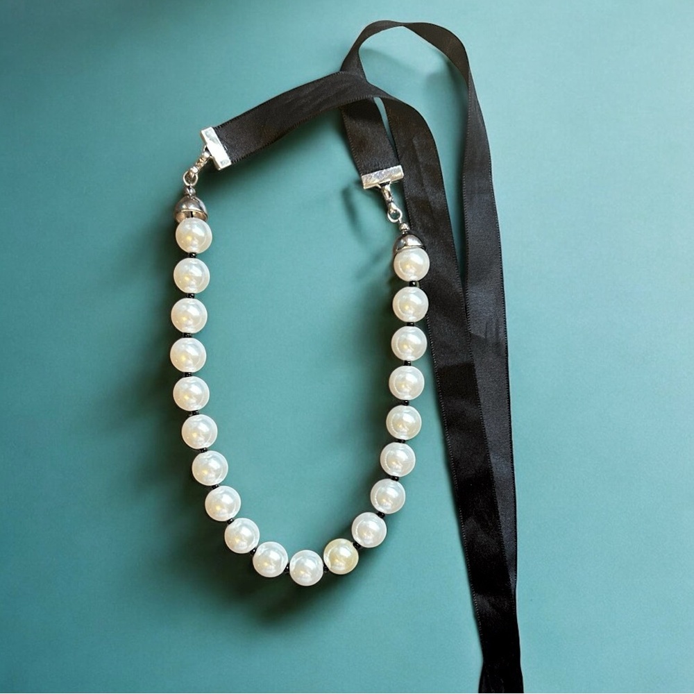 Classic Pearl Ribbon Necklace - Black & White